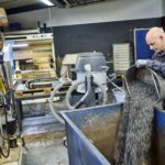 Nilfisk OIL230 - opróżnianie kosza na wióry